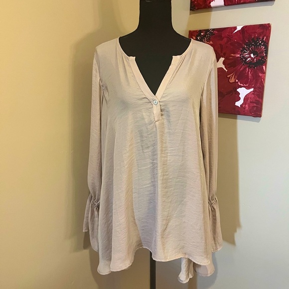 Show Me Your Mumu Carmela Chiffon Cream Deep V, flare sleeve blouse, size M - Picture 1 of 6